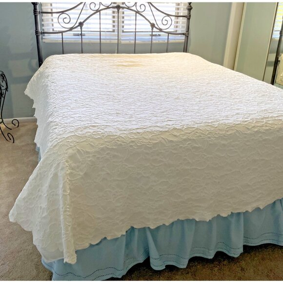 Vintage Quilted Bed Cover Coverlet Full/Queen Ivory Scalloped Edge Cottagecore - Picture 1 of 11